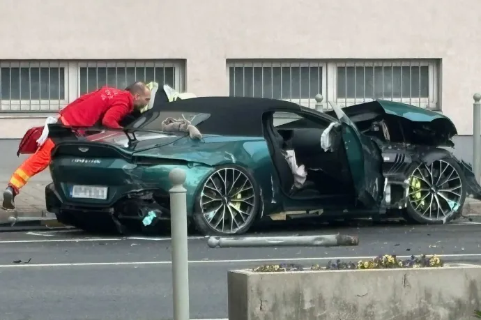 Az összetört autó, amely az utasait valamelyest megvédte, egy gyalogos életét viszont kioltotta – Olvasói fotó / Telex