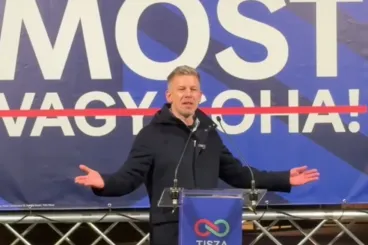 „A hatalom érzi, hogy ez a hajó elmenni látszik” – Mezőkövesden indult Magyar Péter és a Tisza országjárása