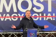 „A hatalom érzi, hogy ez a hajó elmenni látszik” – Mezőkövesden indult Magyar Péter és a Tisza országjárása