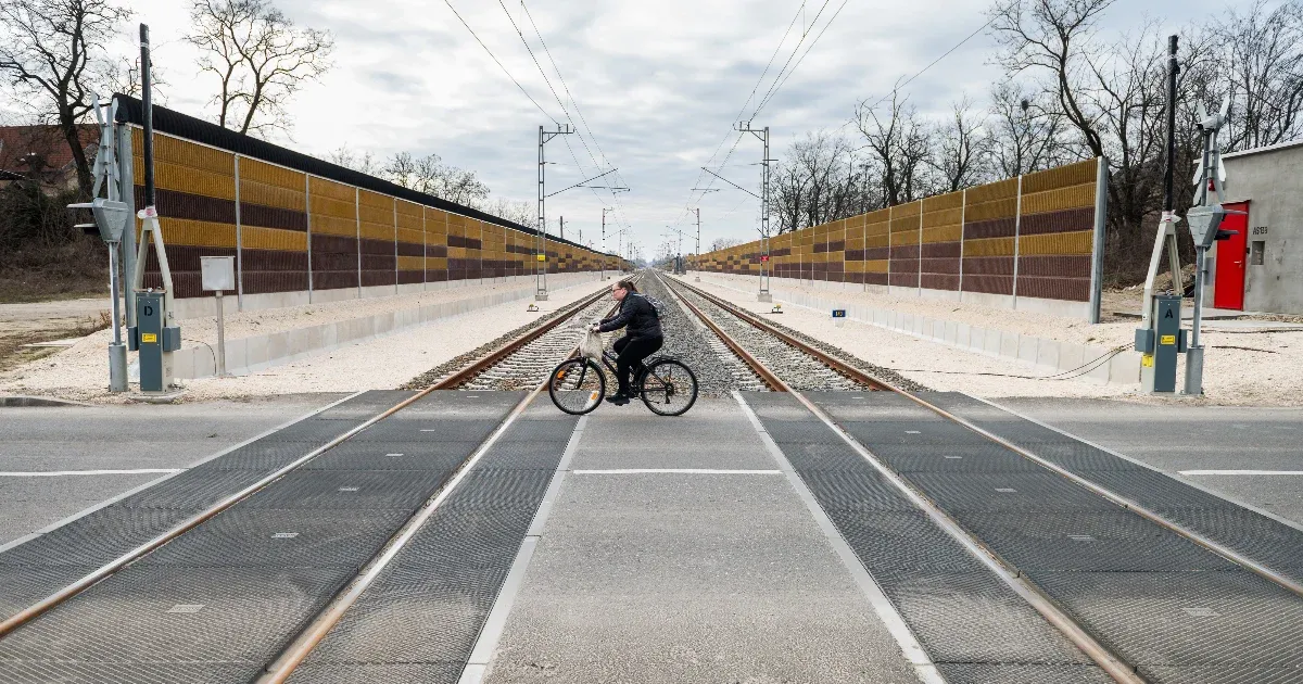 Dunaharasztiban négy szintbeni átjáró épült.