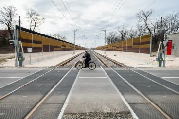 „Tíz percen túl is zárva tartható” – Dunaharasztiban négy szintbeni átjáró is épült a Budapest–Belgrád-vasútnál