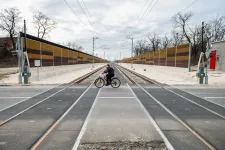 „Tíz percen túl is zárva tartható” – Dunaharasztiban négy szintbeni átjáró is épült a Budapest–Belgrád-vasútnál