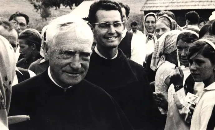 Az idős Márton Áron püspök hívei között – Fotó: Picasa