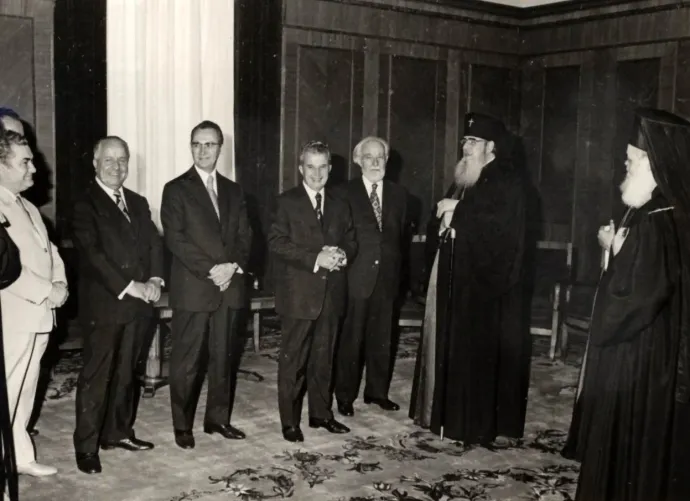 Nicolae Ceaușescu és az ortodox egyház főpapjai az 1970-es években – Forrás: Wikipédia
