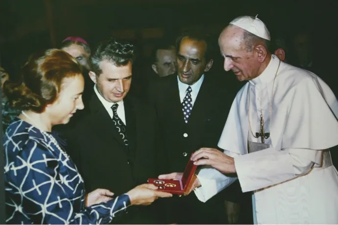 Nicolae Ceaușescu és felesége VI. Pál pápánál a Vatikánban – Forrás: Wikipédia