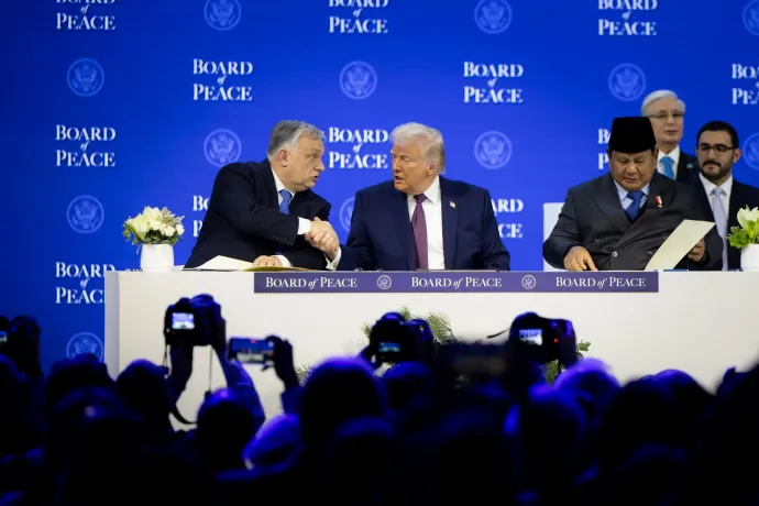 Orbán Viktor miniszterelnök kezet fog Donald Trumppal az amerikai elnök kezdeményezésére életre hívott Béketanács alapító okiratának aláírásán Davosban 2026. január 22-én – Fotó: Fischer Zoltán / Miniszterelnöki Kommunikációs Főosztály / MTI