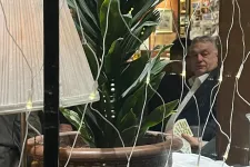 Orbán Viktor miután bejelentette a Fidesz listáját, Korda Györggyel és Pintér Sándorral ultizott Budán