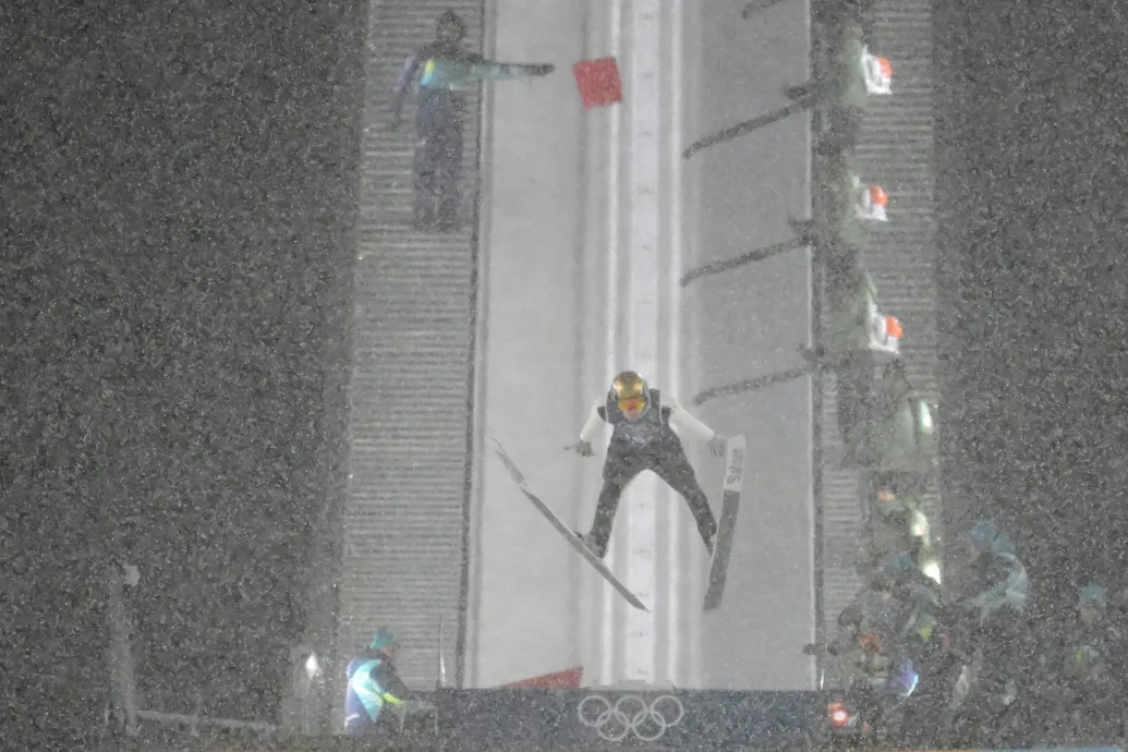 Hóesés miatt szakadt félbe a síugrás férfi csapatversenyének döntője a téli olimpián