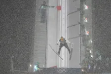 Hóesés miatt szakadt félbe a síugrás férfi csapatversenyének döntője a téli olimpián