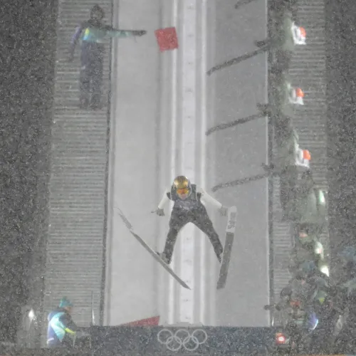 Hóesés miatt szakadt félbe a síugrás férfi csapatversenyének döntője a téli olimpián Kép