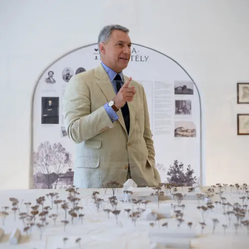 Tisza Párt: Köszönjük, hogy Lázár János saját magát vádolta meg bűncselekmény elkövetésével Kép