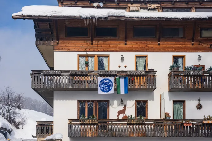 Kifüggesztett ladin zászló (jobbra) egy Cortina d'Ampezzó-i házon – Fotó: Simone Padovani / Getty Images