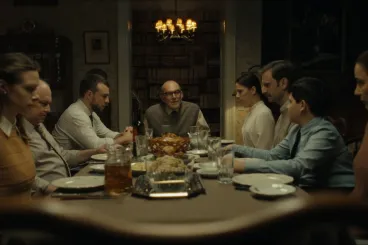 Kint gyújtogatnak és gyilkolnak, de itt bent isteni a rántotthús