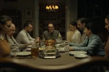 Kint gyújtogatnak és gyilkolnak, de itt bent isteni a rántotthús