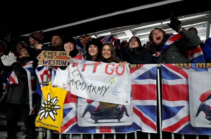 Matt Weston rajongói és Weston aranyérmes beérkezése a férfi szkeletonosok döntőjében 2026. február 13-án – Fotó: Richard Heathcote / Getty Images és Robert Michael / dpa / Getty Images