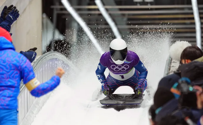 Matt Weston rajongói és Weston aranyérmes beérkezése a férfi szkeletonosok döntőjében 2026. február 13-án – Fotó: Richard Heathcote / Getty Images és Robert Michael / dpa / Getty Images