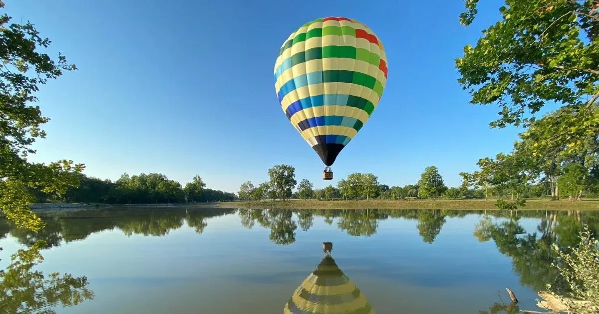 Kuporgás egy hőlégballon kosarában, legyek lefejezése egy laboratóriumban és az a bizonyos tej, ami talán azóta is a pulton erjed