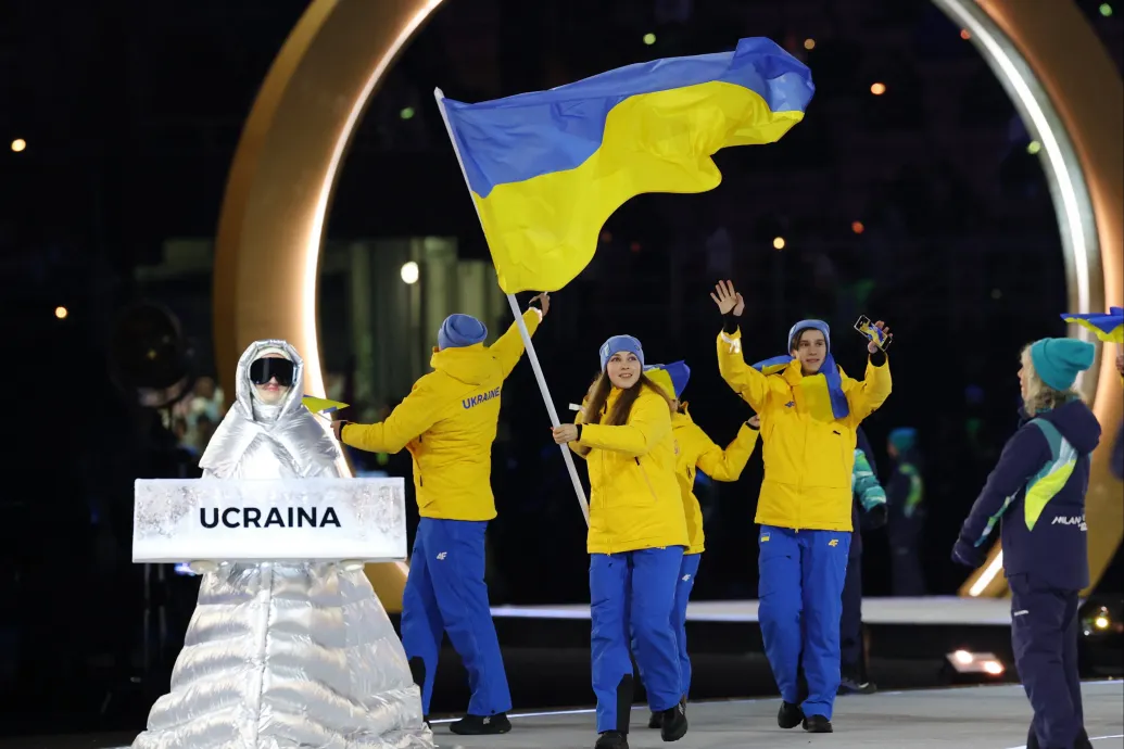 Az ukránok melletti kiállásként vitte egy Milánóban élő orosz nő az Ukrajna feliratot a téli olimpia nyitóünnepségén