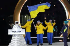 Az ukránok melletti kiállásként vitte egy Milánóban élő orosz nő az Ukrajna feliratot a téli olimpia nyitóünnepségén