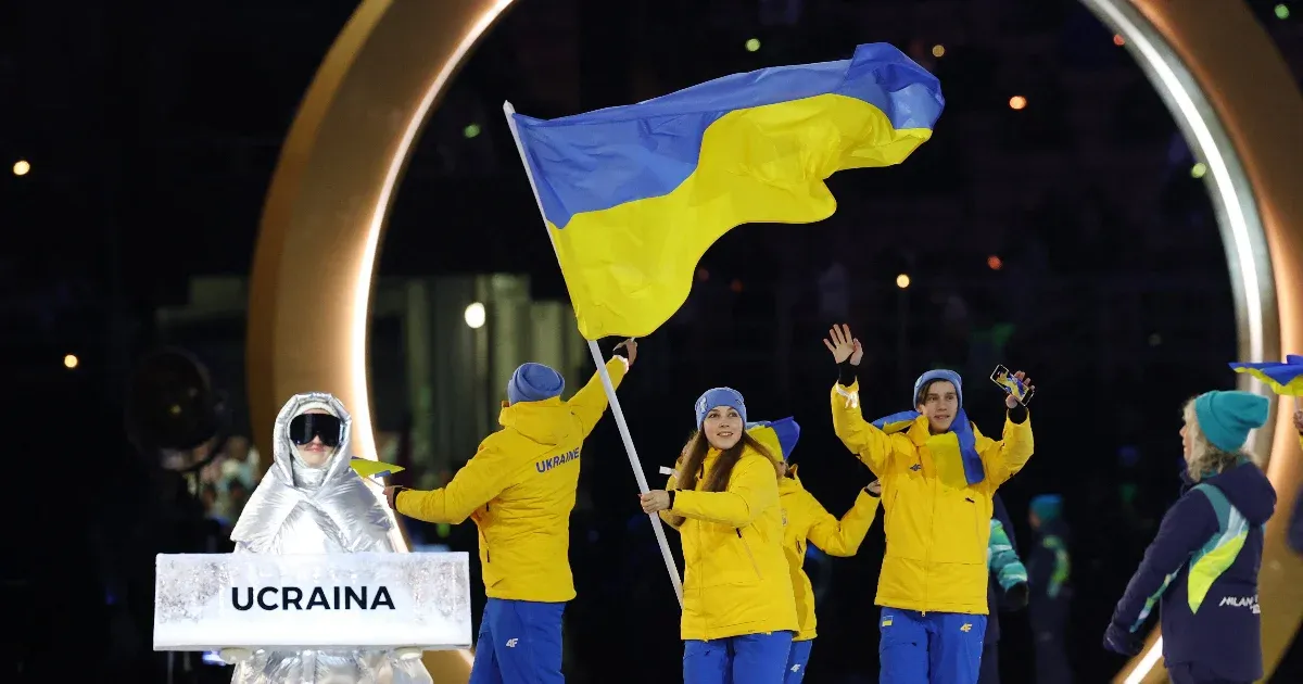 Az ukránok melletti kiállásként vitte egy Milánóban élő orosz nő az Ukrajna feliratot a téli olimpia nyitóünnepségén