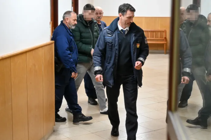 Az ülés szünetében még rendőrök vezették ki a teremből Cs. Dávidot – Fotó: Krizsán Csaba