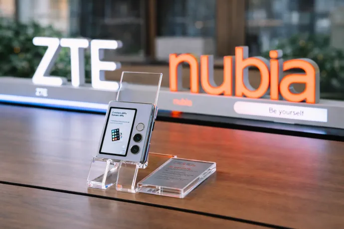 ZTE nubia Flip 2 – Fotó: ZTE Hungary