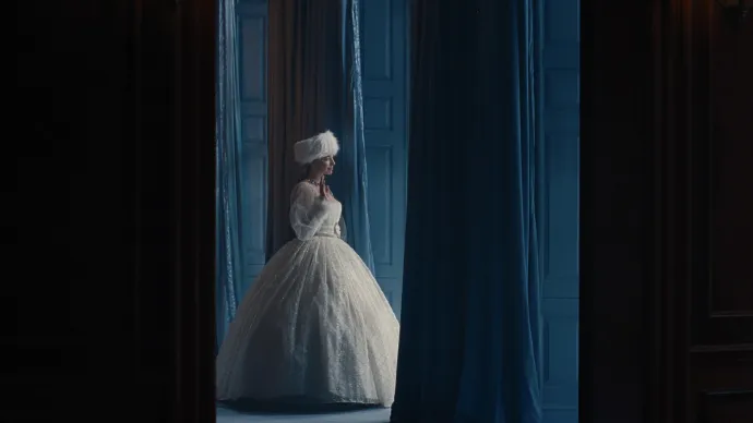 Cathy Szelesdombon és Thrushcross Grange-ben – Fotó: InterCom