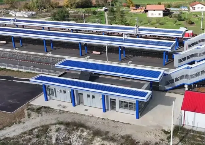 A ma is álló belencei állomásépület tervrajza és a típusépületek, amelyet helyette javasolnak – Forrás: Oliviu Gaidos