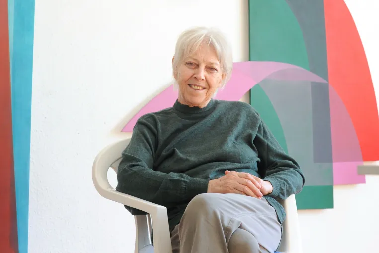 Az egyik legkeresettebb magyar alkotó, aki úgy vizsgálta a szobát, hogy kihajtotta az oldalait és a mennyezetét