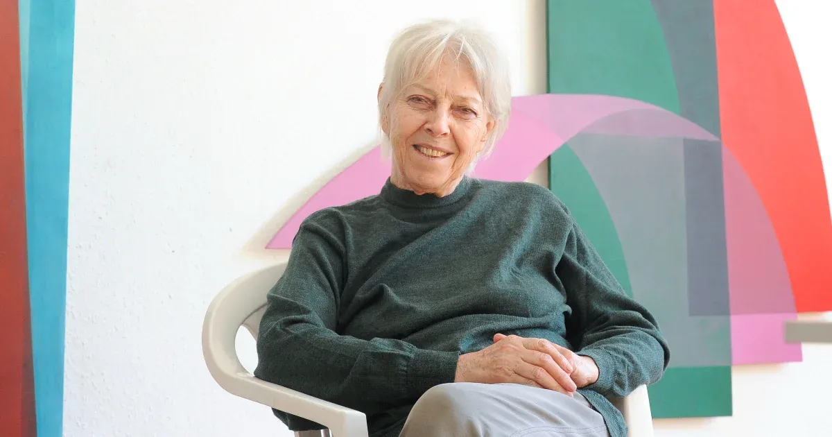 Az egyik legkeresettebb magyar alkotó, aki úgy vizsgálta a szobát, hogy kihajtotta az oldalait és a mennyezetét