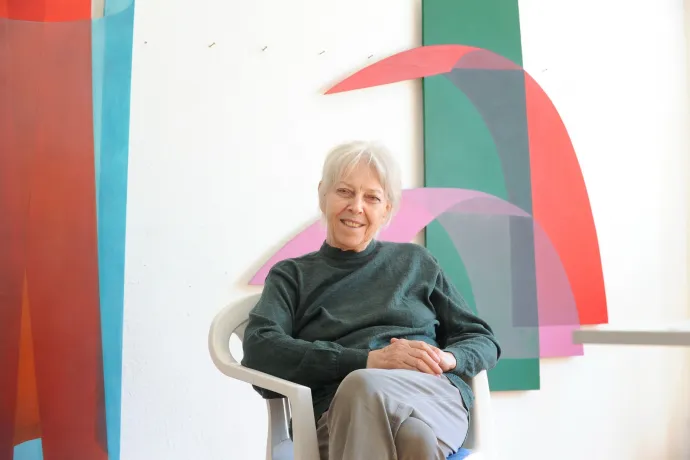 Az egyik legkeresettebb magyar alkotó, aki úgy vizsgálta a szobát, hogy kihajtotta az oldalait és a mennyezetét