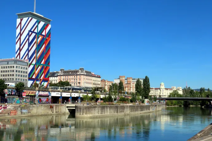 2022-ben Maurer Dóra Együtt című alkotása díszítette a bécsi Ringturmot – Fotó: Donald Judge / Wikipedia