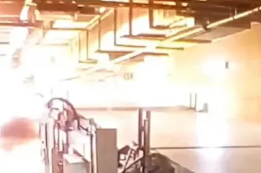 Videót tett közzé Magyar Péter, amin szerinte a gödi akkumulátorgyárban robban fel egy légtechnikai berendezés