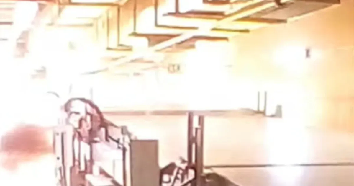 Videót tett közzé Magyar Péter, amin szerinte a gödi akkumulátorgyárban robban fel egy légtechnikai berendezés