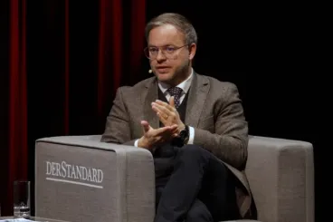 A Szuverenitásvédelmi Hivatal leleplezte az Erste Bank alapítványát, aminek a rendezvényén még Orbán Balázs is részt vett