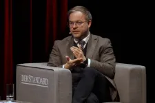 A Szuverenitásvédelmi Hivatal leleplezte az Erste Bank alapítványát, aminek a rendezvényén még Orbán Balázs is részt vett