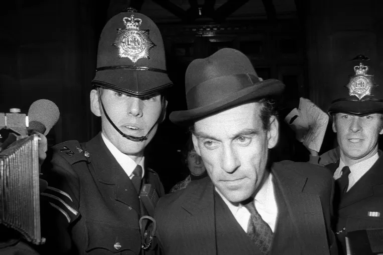 Tiltott viszony, kompromittáló levelek és egy lelőtt kutya is közrejátszott a szépreményű brit politikus bukásában