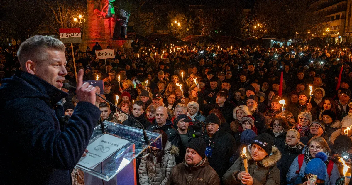 Magyar Péter a Tisza városában várja a fiatalokat bulira.