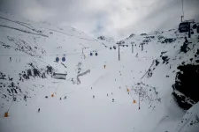 Lavina sodort el egy síelőkből álló csapatot kedden, kilenc embert azóta is keresnek Kaliforniában