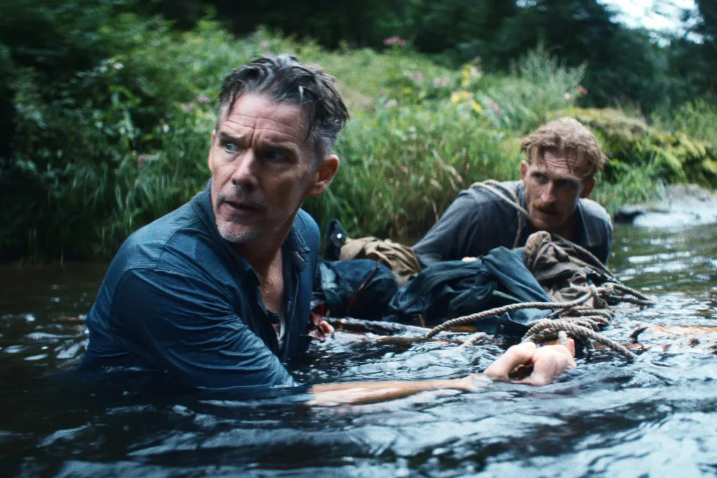 Ethan Hawke elszánt arcától ez a film is nehezebb lesz