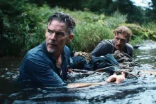 Ethan Hawke elszánt arcától ez a film is nehezebb lesz