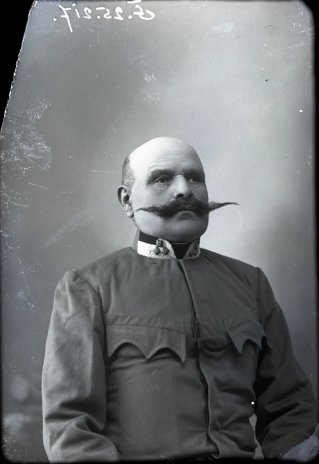 Katona portréja. Nagykőrös, 1915–1920 – Fotó: Néprajzi Múzeum Fényképtára / Szmrecsányi Miklós felvétele