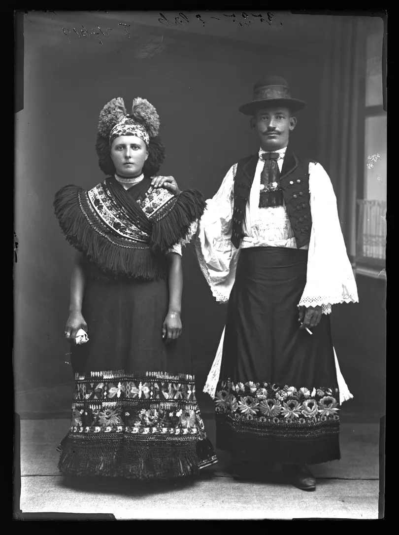 Menyasszony és vőlegény, Szekszárd, 1910–1913 / Házaspár, kötényeik (surc) ragyogóval díszítve, Mezőkövesd, 1913–1921 – Fotó: Néprajzi Múzeum Fényképtára / Borgula Ede és Weissbach Rilly és testvére felvételei