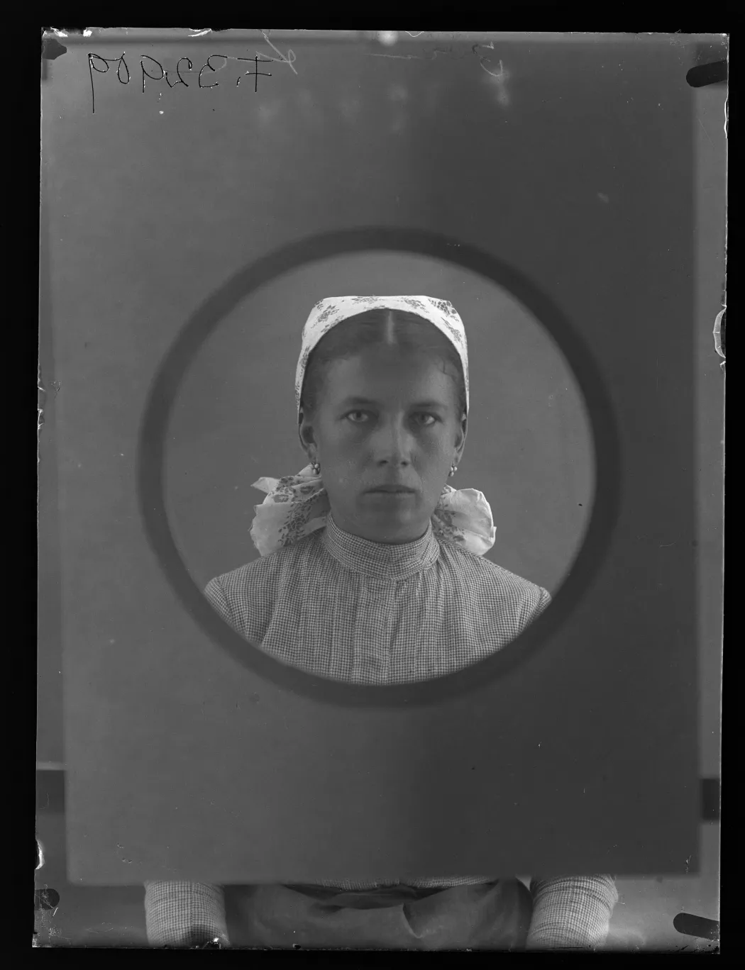 Portréfotózás a lencse elé tartott kartonszűkítővel, Rákospalota, 1914–1921 – Fotó: Néprajzi Múzeum Fényképtára / Borsy Béla felvétele