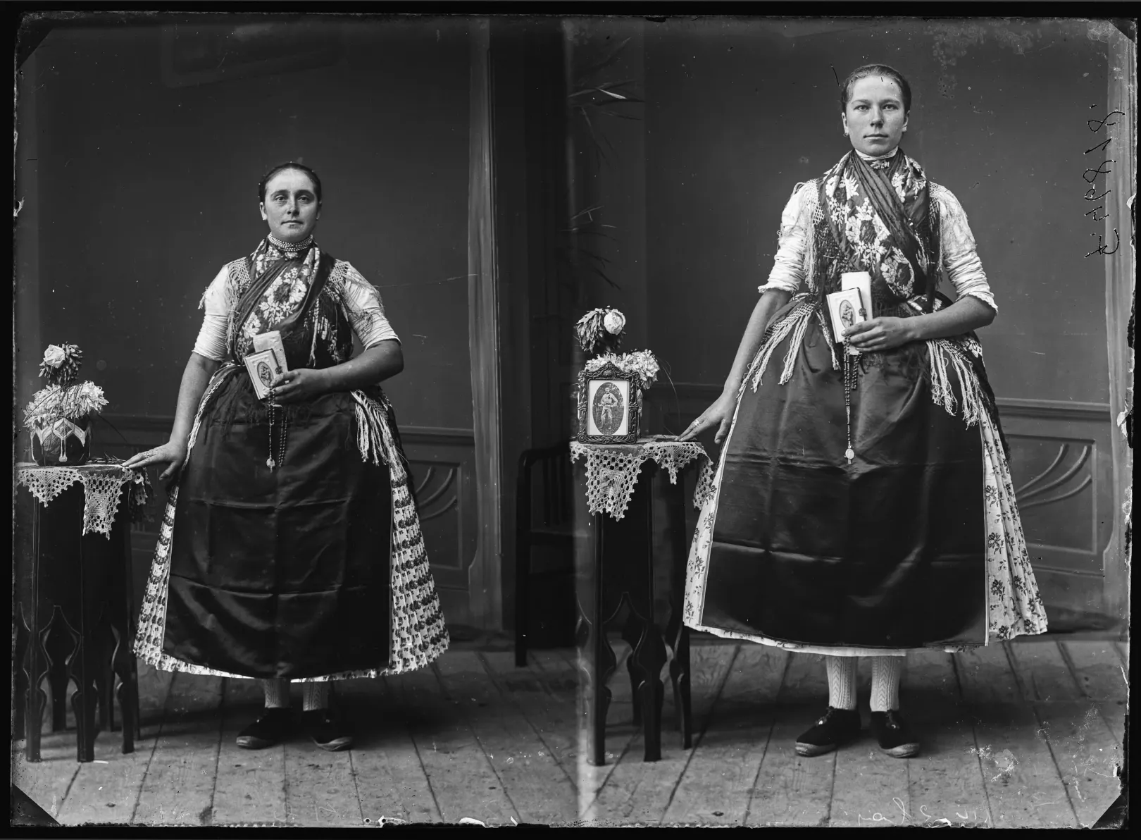 Fiatal nők, kezükben imakönyv és rózsafüzér. Egyikük mellett jegyese/férje katonaportréja. Két fénykép egy üvegnegatívon, Tolna, 1915–1920 – Fotó: Néprajzi Múzeum Fényképtára / Schrantz Ferenc felvétele