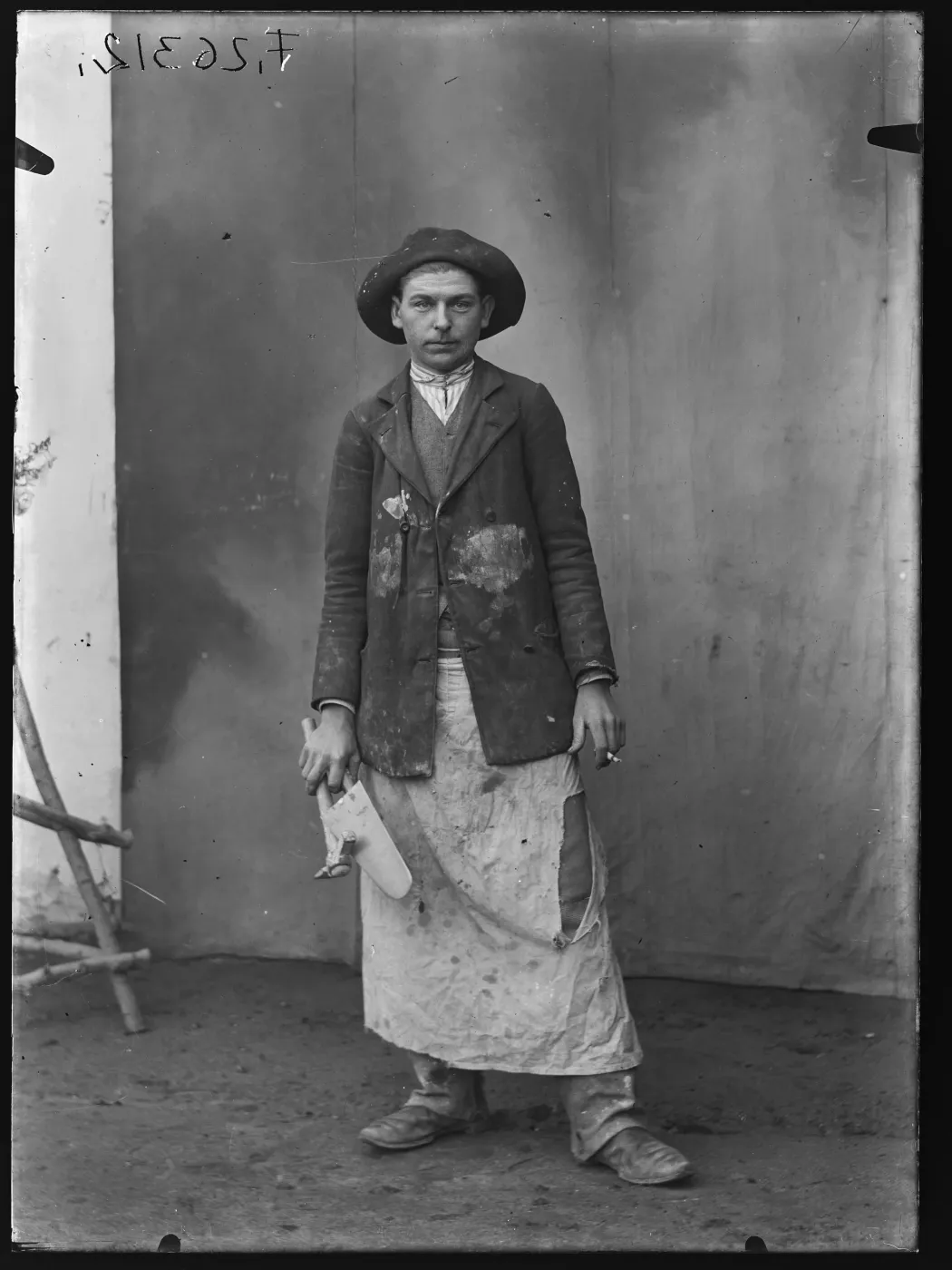 Kőműveslegény, Jászság, 1910-es évek – Fotó: Néprajzi Múzeum Fényképtára / Ismeretlen fényképész felvétele