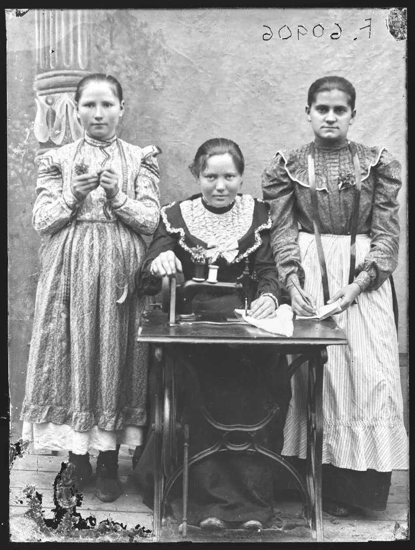 Három lány, varrónők. Sarkad, 1910-es évek / Besorozott legények Peregről, regrutakalap IV. Károly arcképével. Ráckeve, 1916–1918 – Fotó: Néprajzi Múzeum Fényképtára / Maár Róza és egy ismeretlen fényképész felvételei