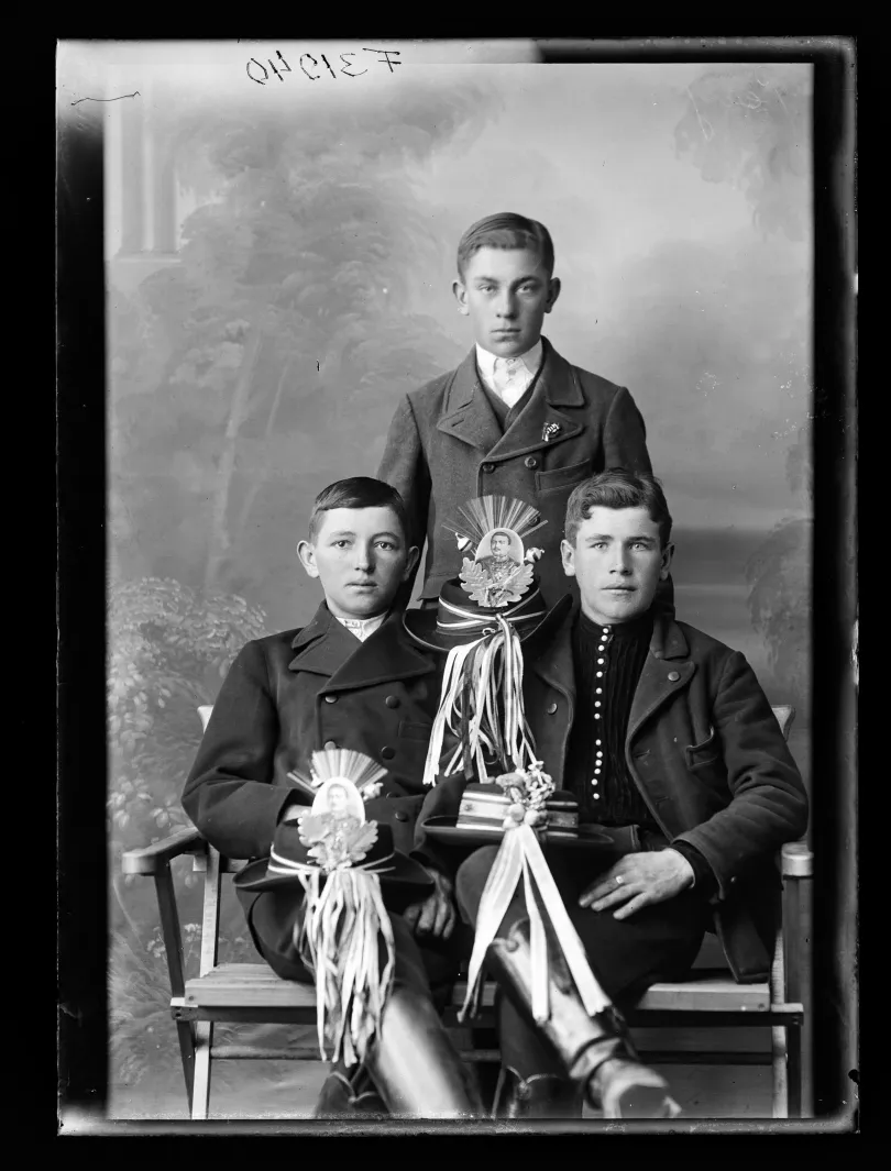 Három lány, varrónők. Sarkad, 1910-es évek / Besorozott legények Peregről, regrutakalap IV. Károly arcképével. Ráckeve, 1916–1918 – Fotó: Néprajzi Múzeum Fényképtára / Maár Róza és egy ismeretlen fényképész felvételei