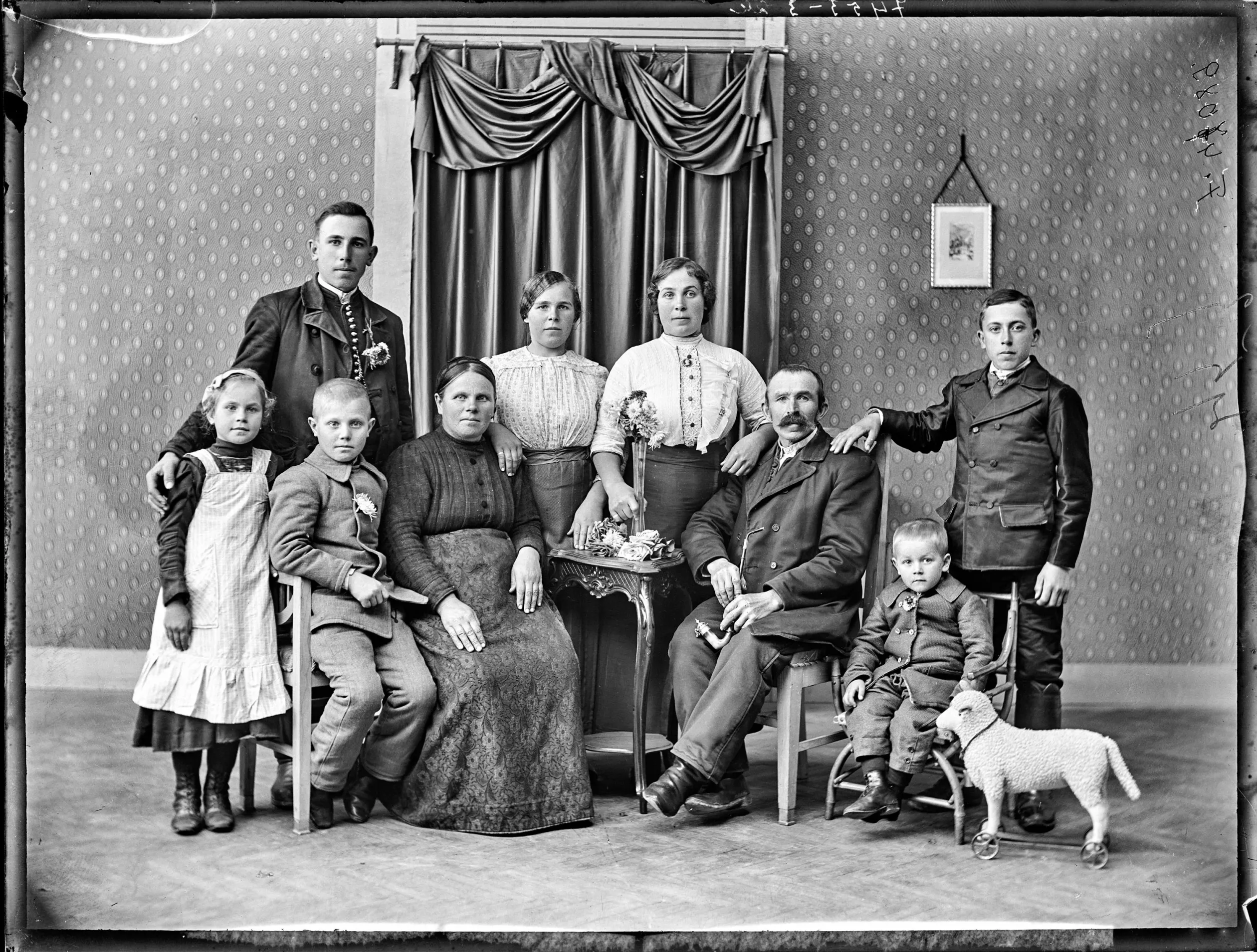 Család. Kecskemét, 1912–1921 – Fotó: Néprajzi Múzeum Fényképtára / Fanto Bernát felvétele