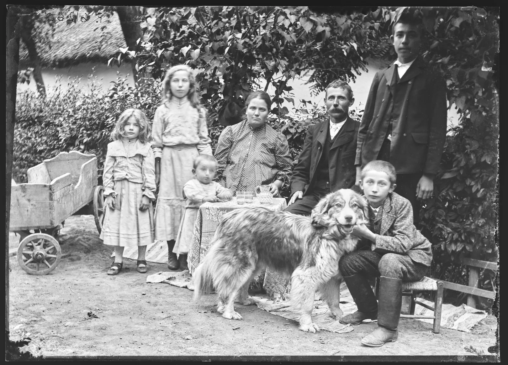 Seres Imre családja, Sarkad – Fotó: Néprajzi Múzeum Fényképtára / Maár Róza felvétele